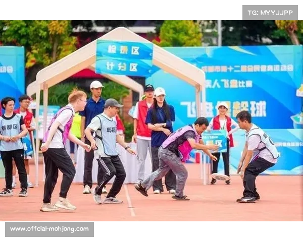 西班牙球员米兰德拉扶起对手展现世运会体育精神的感人瞬间 西班牙球员米兰德拉扶起对手展现世运会体育精神的感人瞬间